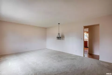 1607 Summit Dr, Pekin, IL 61554 photo 2