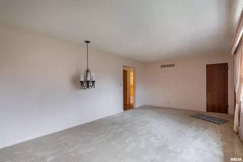 1607 Summit Dr, Pekin, IL 61554 photo 3