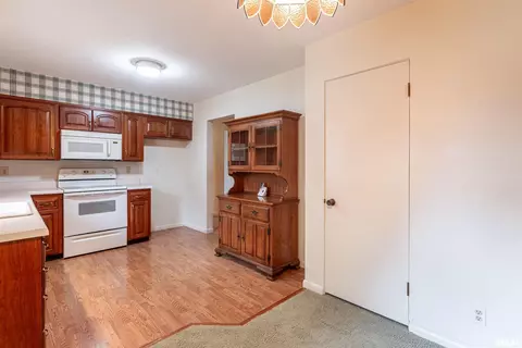 1607 Summit Dr, Pekin, IL 61554 photo 7