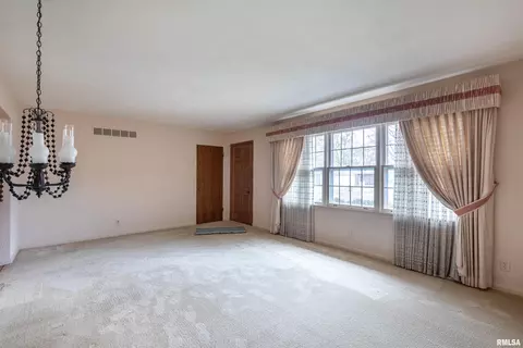 1607 Summit Dr, Pekin, IL 61554 photo 4