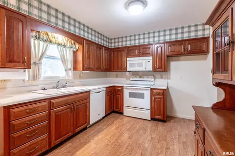 1607 Summit Dr, Pekin, IL 61554 photo 6