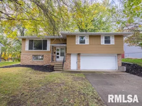 7001 N Willow Wood Dr, Peoria, IL 61614