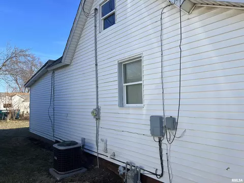 662 E Washington St, Cuba, IL 61427 photo 4