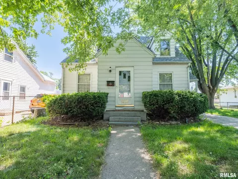 1426 S 6th St, Pekin, IL 61554