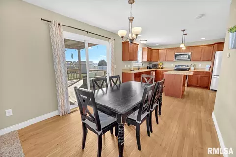 Dining - 1400 Jadens Way, Washington, IL 61571 photo 2 of 3