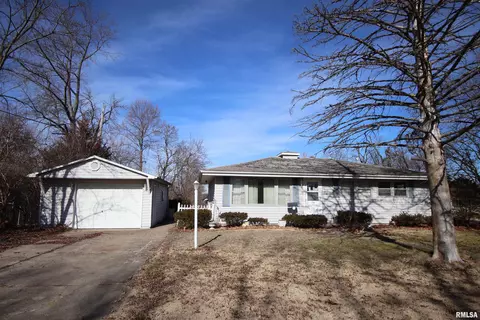2105 N Wellington Dr, Peoria, IL 61604