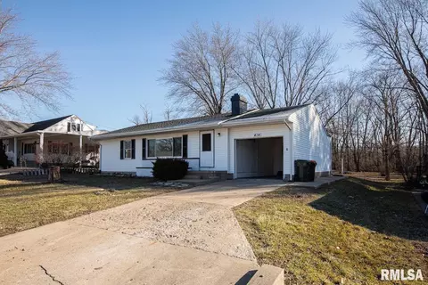 414 Crestlawn Dr, Washington, IL 61571