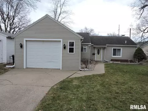 1606 Caroline St, Pekin, IL 61554