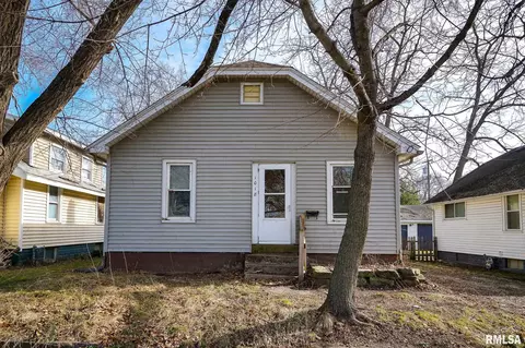 1018 Maple St, Pekin, IL 61554