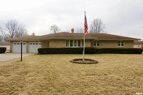 602 W 5th St, Delavan, IL 61734