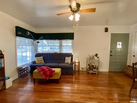 421 S Johnson St, Macomb, IL 61455 photo 5