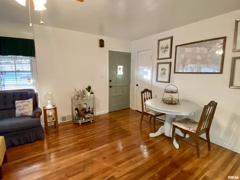 421 S Johnson St, Macomb, IL 61455 photo 6