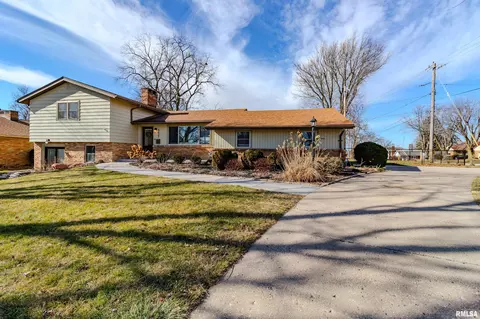 4827 N Idlewood Ct, Peoria, IL 61614