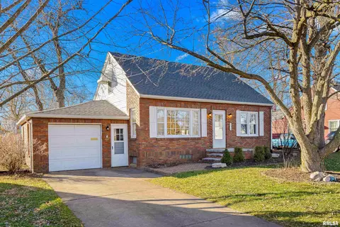 204 Lynn St, Washington, IL 61571