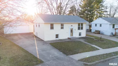 11 Dominion Ct, Pekin, IL 61554