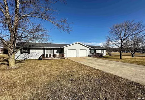 100 Dennis Dr, Eureka, IL 61530
