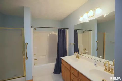 Bath - 109 Easy St, Washington, IL 61571 photo 2 of 4