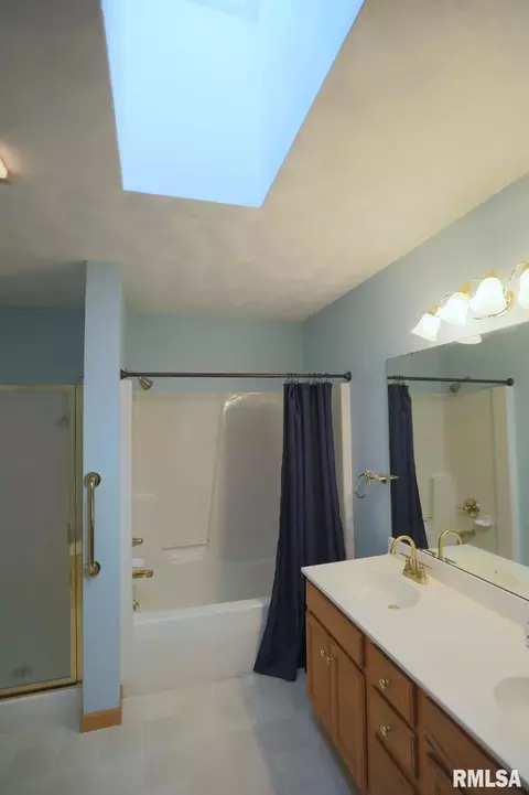 Bath - 109 Easy St, Washington, IL 61571 photo 3 of 4
