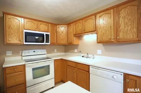 Kitchen - 109 Easy St, Washington, IL 61571 photo 3 of 5