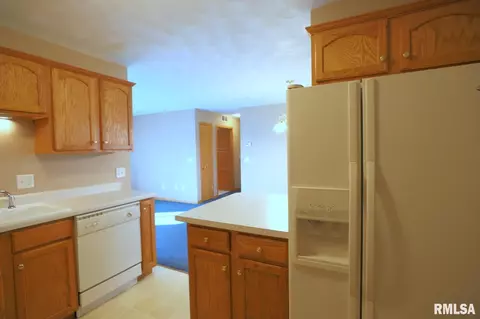 Kitchen - 109 Easy St, Washington, IL 61571 photo 4 of 5