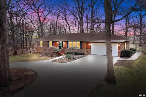 725 Robinswood Ln, Metamora, IL 61548