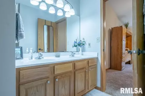 Bath - 9514 W Lake Camelot Dr, Mapleton, IL 61547 photo 2 of 4