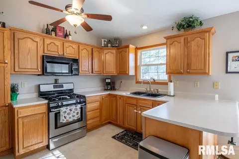 Kitchen - 9514 W Lake Camelot Dr, Mapleton, IL 61547 photo 3 of 4