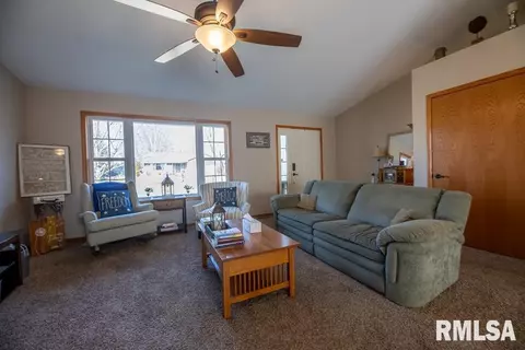 Living - 9514 W Lake Camelot Dr, Mapleton, IL 61547 photo 2 of 5