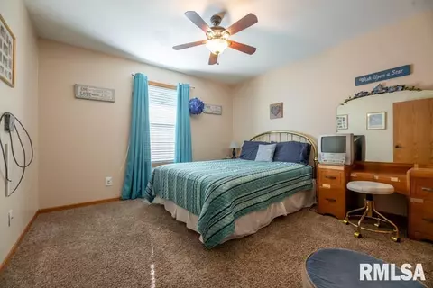 Bedroom - 9514 W Lake Camelot Dr, Mapleton, IL 61547 photo 3 of 6