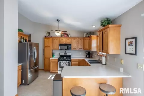 Kitchen - 9514 W Lake Camelot Dr, Mapleton, IL 61547 photo 2 of 4