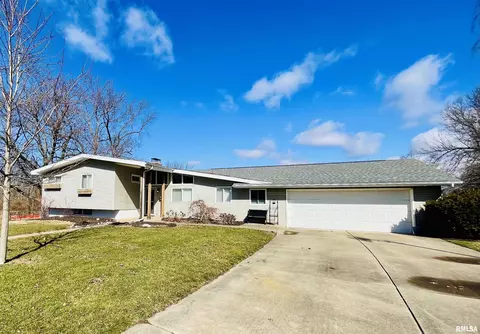 920 Birchwood Dr, Washington, IL 61571