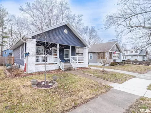 913 S 9th St, Pekin, IL 61554