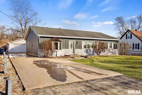108 Loren St, Washington, IL 61571