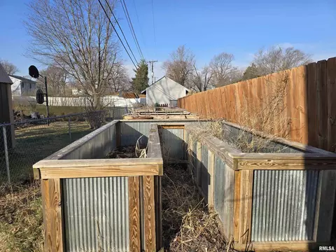 Exterior - 190 Stonegate Dr, Canton, IL 61520 photo 14 of 16