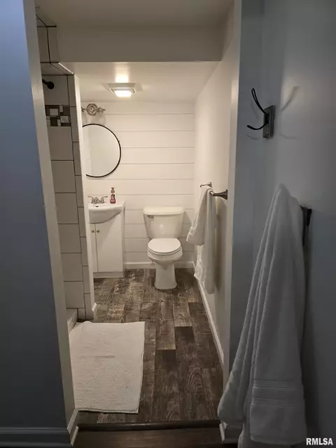 Bath - 190 Stonegate Dr, Canton, IL 61520 photo 8 of 10