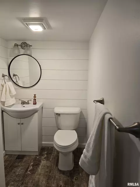 Bath - 190 Stonegate Dr, Canton, IL 61520 photo 7 of 10