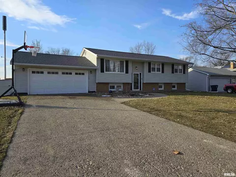 Exterior - 190 Stonegate Dr, Canton, IL 61520 photo 15 of 16