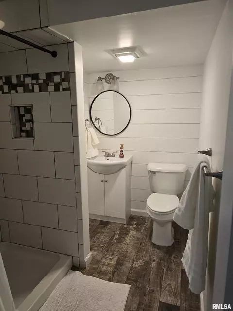 Bath - 190 Stonegate Dr, Canton, IL 61520 photo 9 of 10