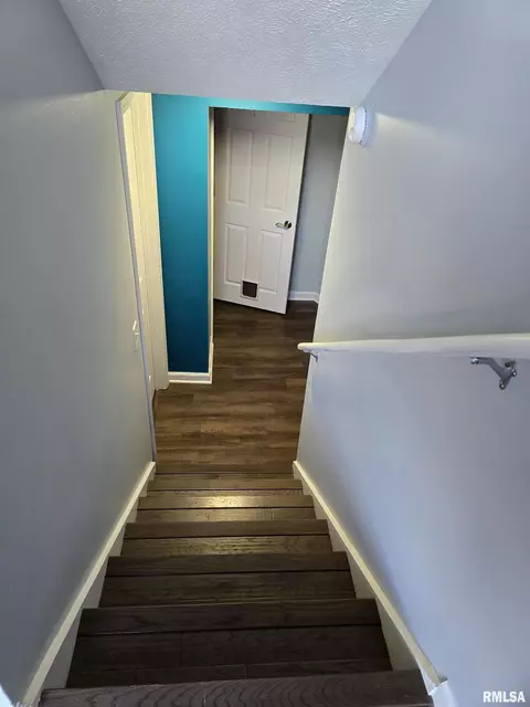 Entry Way - 190 Stonegate Dr, Canton, IL 61520 photo 2 of 2