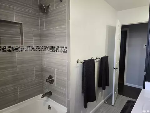 Bath - 190 Stonegate Dr, Canton, IL 61520 photo 3 of 10