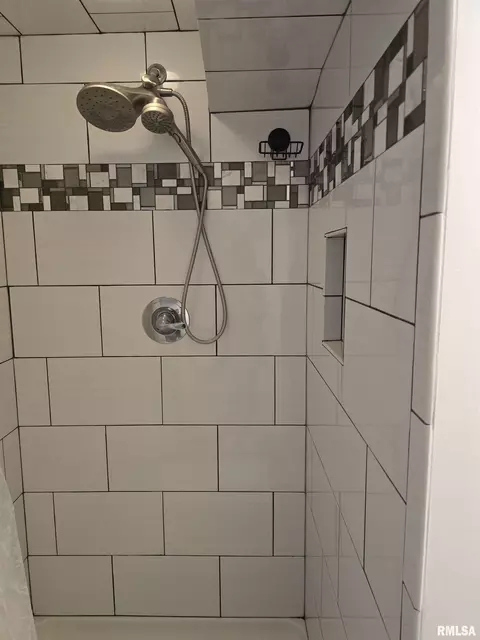 Bath - 190 Stonegate Dr, Canton, IL 61520 photo 10 of 10