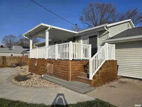 Exterior - 190 Stonegate Dr, Canton, IL 61520 photo 10 of 16