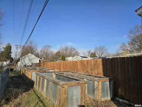 Exterior - 190 Stonegate Dr, Canton, IL 61520 photo 13 of 16