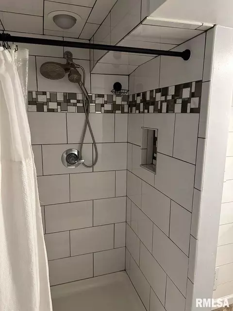 Bath - 190 Stonegate Dr, Canton, IL 61520 photo 6 of 10