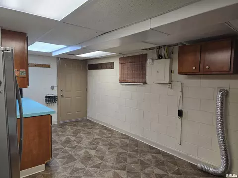 Kitchen - 190 Stonegate Dr, Canton, IL 61520 photo 7 of 7