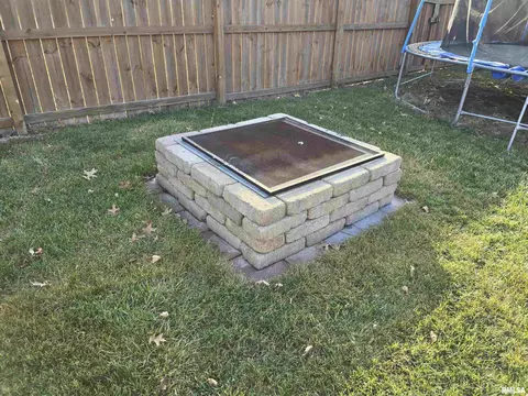 Exterior - 190 Stonegate Dr, Canton, IL 61520 photo 11 of 16