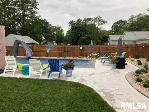 Exterior - 190 Stonegate Dr, Canton, IL 61520 photo 5 of 16