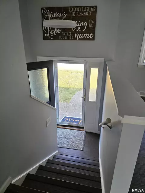 Entry Way - 190 Stonegate Dr, Canton, IL 61520 photo 1 of 2