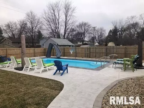 Exterior - 190 Stonegate Dr, Canton, IL 61520 photo 2 of 16