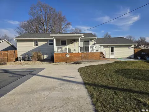 Exterior - 190 Stonegate Dr, Canton, IL 61520 photo 9 of 16